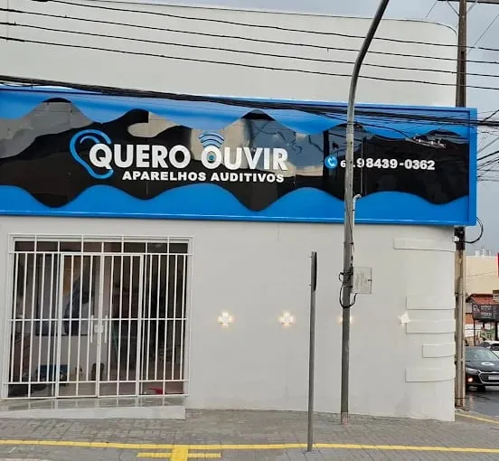 Fachada da Quero Ouvir em Araguaína, na esquina da R. Santa Cruz com a Rua 13 de Maio