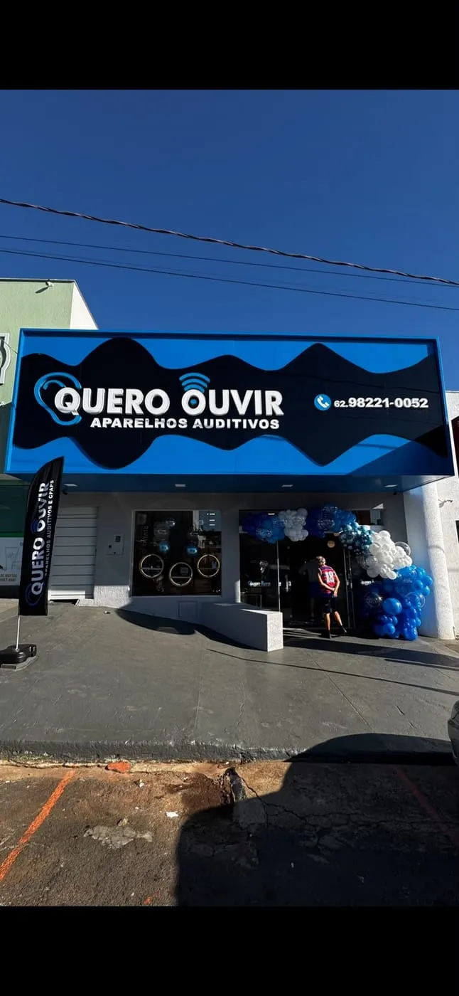 Fachada da Quero Ouvir em Ceres, na R. Alfredo de Pádua