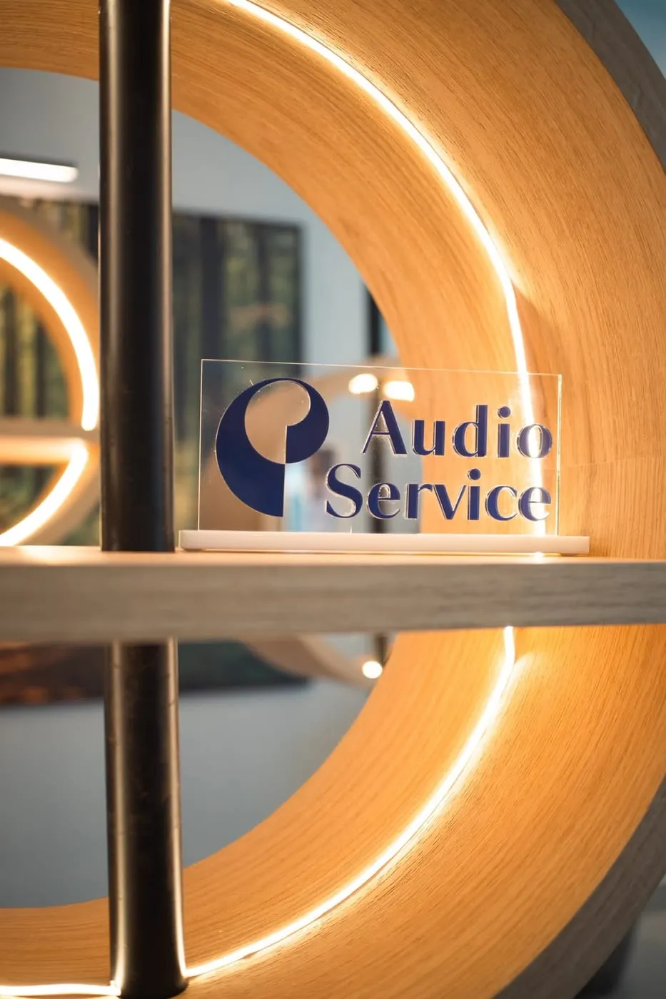 Detalhe da unidade de Ceres, com o selo Audio Service na estante