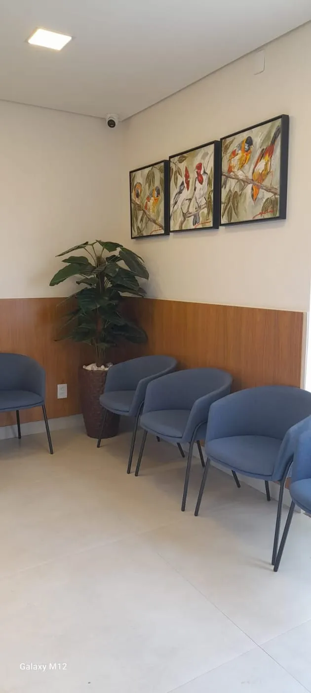 Sala de espera da unidade de Rio Verde, com poltronas azuis