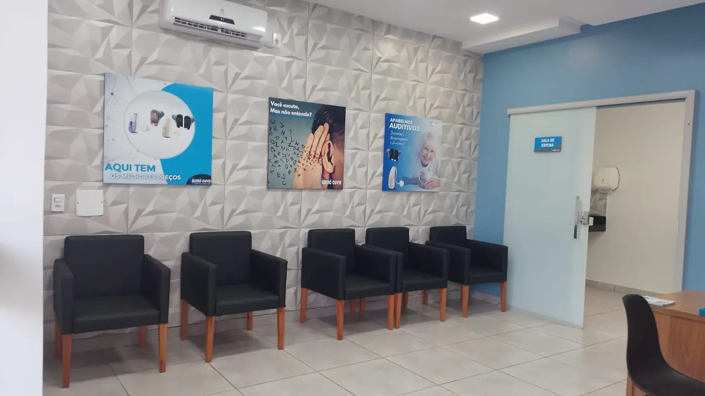 Sala de espera da unidade de Uruaçu, com poltronas e quadros