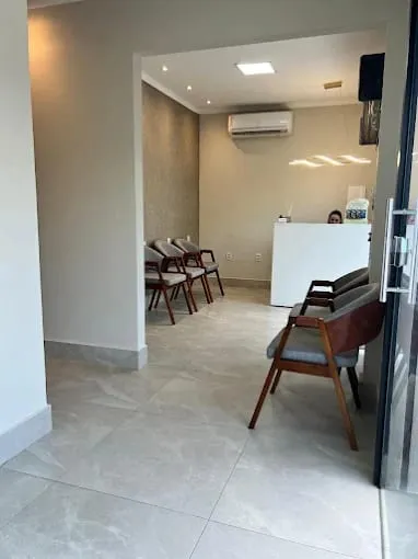 Recepção da unidade de Trindade, com cadeiras de espera e balcão